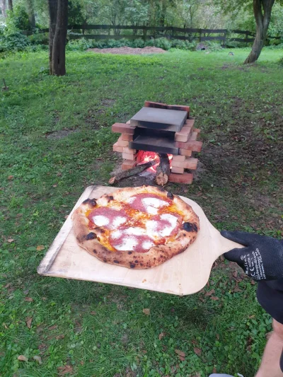 rykukuku - Patrzcie jaka fajna piccka z płyty chodnikowej mi wyszła
#pizza #gotujzwyk...