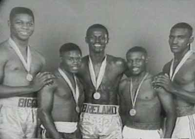 myrmekochoria - Pernell Whitaker ze swoja drużyną olimpijską, 1984. Inni panowie na f...