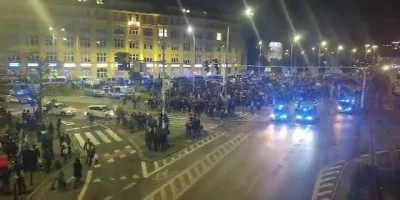 L.....t - Policja próbuje rozgonić ale nic to nie daje xd
#wroclaw Plac JP2, chyba z...