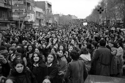 quiksilver - Teheran, 1979. Iranki protestują przeciwko dekretowi nakazującego hidżab...