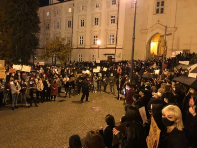 saakaszi - W Lublinie protestują pod katedrą w której odbywa się msza.

#neuropa #p...