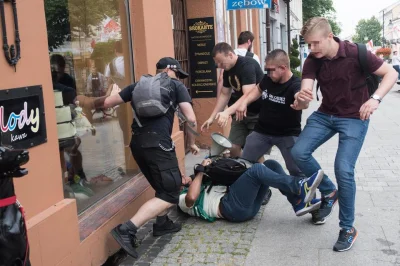 szurszur - Narodowcy na poczatku protestów antypisowskich nawet siła rozbili jedna z ...