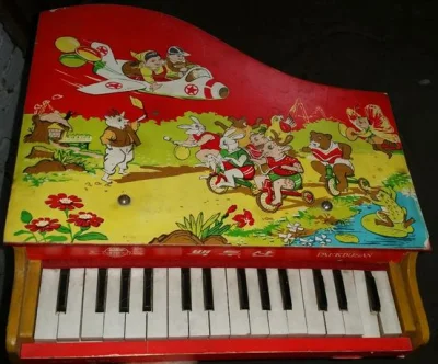 fizzly - #gimbazynieznaja #prl #zabawki pamieta ktos to ruskie pianinko? mialem takie...