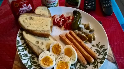 Kodak - Śniadanko na kaca :D Parówy z fileta z kurczaka, jaja wiejskie, prawdziwki ma...