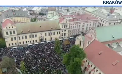 saakaszi - Pod oknem papieskim w Krakowie tłum ludzi, a jest dopiero 14.
#neuropa #p...