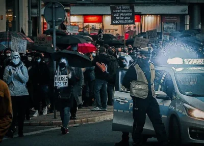 J.....s - Jednym z najjasniejszych punktow #protest z #wroclaw jest postac pani polic...