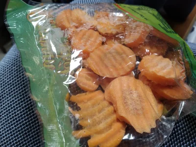 Ineedrest - Mój syn dostał dziś w szkole taką paczkę marchewek z włosem w środku ᕙ(⇀‸...
