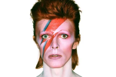 nyo7 - zdjęcie przedstawia znanego SS-mana, Davida Bowiego, eksponującego znak rozpoz...