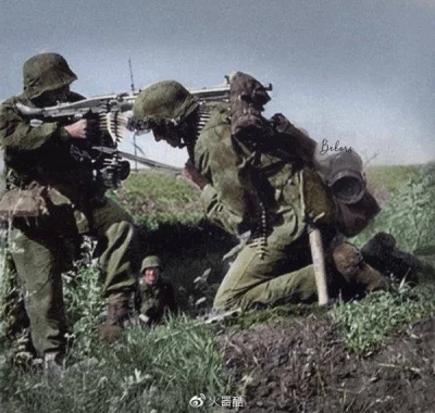 wojna - Strzelec MG ze swoim MG 42 podczas bitwy pod Kurskiem, front wschodni.

lip...