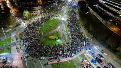 Kone1963 - Protesty w Gdańsku z 27.10.2020 19:00, widok z drona.
Foty: https://imgur...