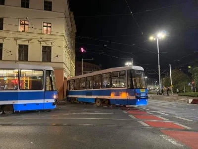 Maniek145 - Protestujący wykoleili tramwaj we Wrocławiu