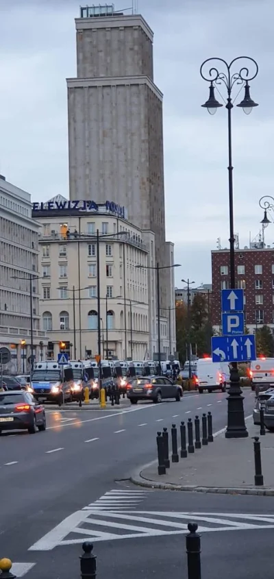 jaroty - Dlaczego pod #tvpis tyle policji? 

Przecież jeśli są rzetelni, bezstronni, ...