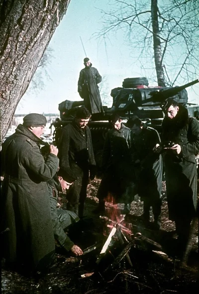 myrmekochoria - Niemieccy żołnierze ogrzewają się przy ognisku, Październik 1941.

...
