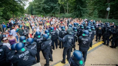 virado - Najciekawsze jest to, że policjanci są nie oznaczeni. Powinni mieć widoczne ...