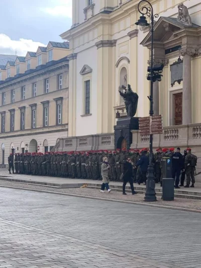 SzalonyFanMalysza - Potężni oraz dumni wojskowi stoją pod kościółkiem i "chronią" ksi...
