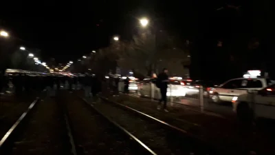 Piter232 - Taksówkarze na Mickiewicza, gdzie zmierza protest. Trąbią w rytm 8 Gwiazde...