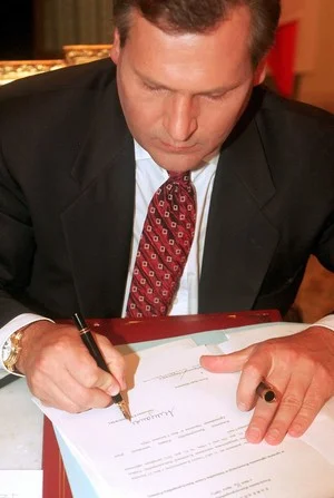 Sergey14 - Rok 1997 Jarosław Kaczyński podpisuję konstytucję która zawiera art. 38. W...