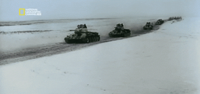 wojna - Kolumna radzieckich czołgów T-34/76 w drodze do Charkowa, front wschodni.

...