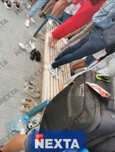 wfyokyga - Białorusini sprzątają po protestach nawet buty zdejmują jak wchodzą na ław...