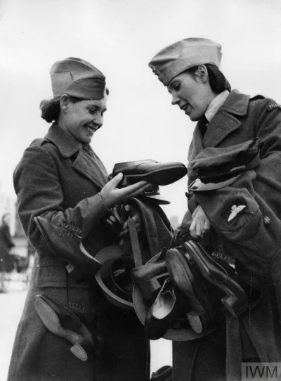 brusilow12 - Dwie Polki z WAAF(Women's Auxiliary Air Force) cieszą się z nowego przyd...
