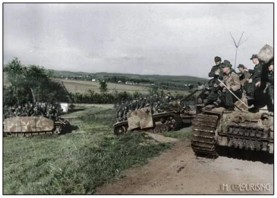 wojna - Niemieccy żołnierze przemieszczają się na działach pancernych StuG III Ausf. ...