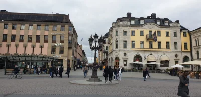 Bajzel2012 - @Antorus: W Szwecji nie ma maseczek nigdzie. Restauracje i kawiarnie nor...