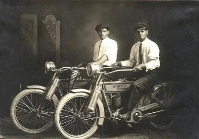 JoeShmoe - Panowie William Harley i Arthur Davidson w 1914. #ciekawostki #technologia