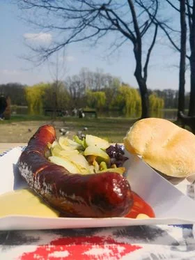 adrianszenda - Frytki jak frytki, spoko, ale na przeciwko tych frytek stoi "grzybek" ...