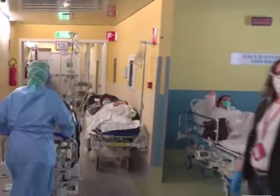 ainam102 - Taka ciekawostka:
Na tym zdjęciu widać przepełnione szpitale wiosną we Wł...