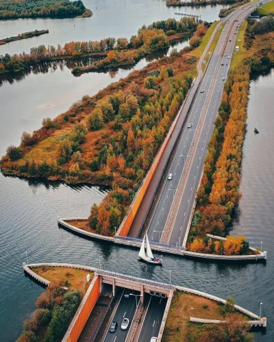 Pani_Asia - Podwodny most na jeziorze Veluwemeer w Holandii.

#holandia #mosty #ear...