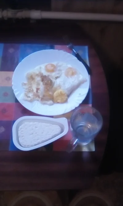 anonymous_derp - Dzisiejszy obiad: Sześć jaj sadzonych na maśle klarowanym, tłusty tw...