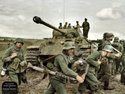 wojna - Niemiecki czołg Panzer V 'Panther' i grenadierzy ze 131. Dywizji Piechoty w b...