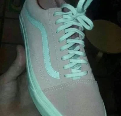 Above1 - Jaki kolor mają te buty?
Podobno można widzieć 2 różne barwy ( ಠ_ಠ)
#heheszk...