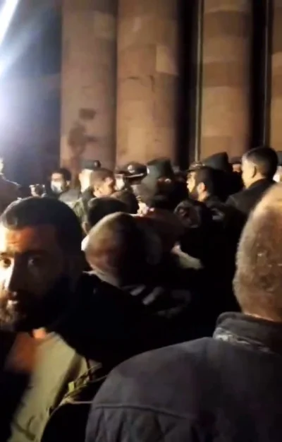 Thorkill - Przed budynkiem parlamentu Armenii w Erewaniu zebrał się już wściekły tłum...