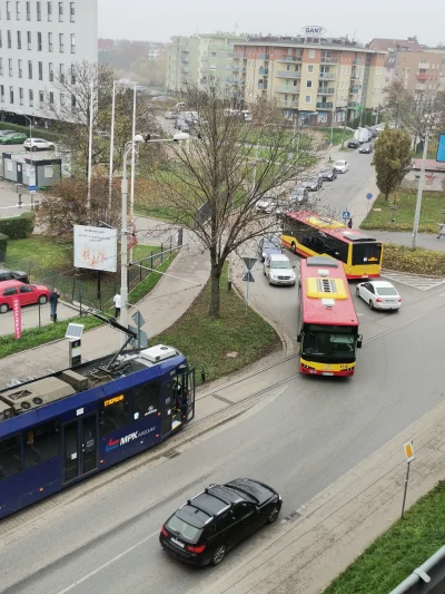 husk77 - #mpkwroclaw #wroclaw awaria autobusu przy pętli klecina, skrzyżowanie krzyck...