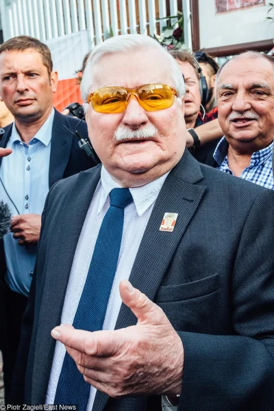 iosnin - Lech Wałęsa tak walczył z komuną, że brał od esbeków pieniądze, aby ci mieli...