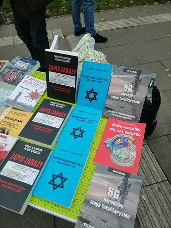 PreczzGlowna - Lektury narodowców sprzedawane na Marszu Niepodległości xD

#marszniep...