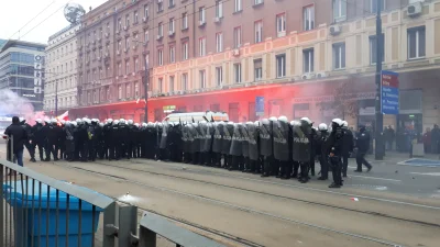 Piter232 - Inba pod Palmą. Tłum spycha Policję. 
#marszniepodleglosci #fotorelacjapit...