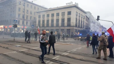 Piter232 - Z jednej strony gaz, z drugiej kostka i race. Policja zepchmieta pod Empik...