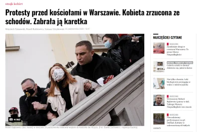 N....._ - Lewicowy działacz Robert Bąkiewicz zrzuca kobietę ze chodów.