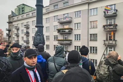 UchoSorosa - Dobra chłopaki. idziemy. to nie my, nas tutaj nie było. 
W drugą stronę...