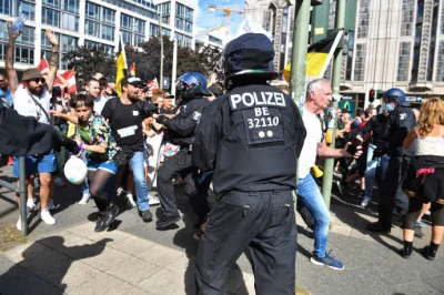 k.....s - Patologią jest to, że policjanci są anonimowi. W deutschlandzie są numerki,...