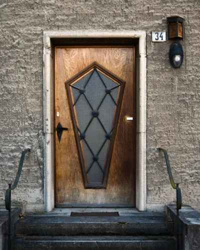 Sudet - Modernistyczne drzwi willi przy ulicy Modlińskiej 34, urzekają swoją prostotą...