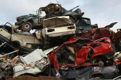 Ikarus_260 - jest i auto zachodnie, Opel.
Zdjęcia są z 2014 btw.