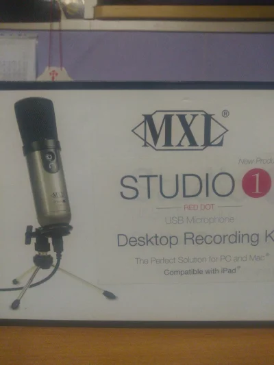 Karol_Bovary - @dwiesciedziewiecdziesiatpiec 
MXL studio 1
Polepszaczy dźwięku tzn?