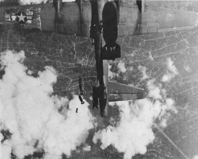 S....._ - Bądź polskim bombardierem samolotu RAF
leć zrzucić bomby
znajdź się nad c...