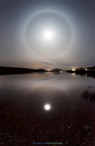 Lifelike - Halo Księżyca i jego odbicie w Jeziorze Mourne (hrabstwo Donegal, Irlandia...