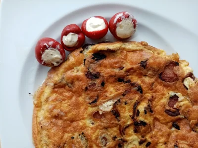 BarkaMleczna - Śniadanie: omlet z kiełbasą, cebulą i odrobiną śmietanki, plus paprycz...
