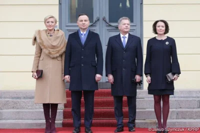 ZygmnuntIgthorn - > Jednak mimo wszystko ten z Bytomia jest bardziej "prezydencki".
...