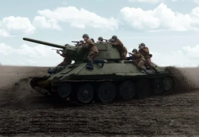 wojna - Radzieccy żołnierze przemieszczają się na czołgu T-34, podczas bitwy na łuku ...